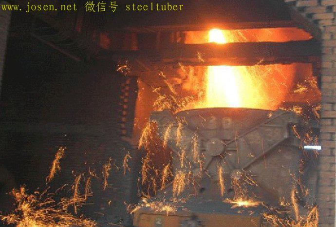 鐵水注入到鐵水包內(nèi)，運輸去煉鋼廠，或送到鑄鐵機.jpg